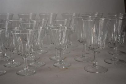 Partie de service en cristal d'Arques, comprenant...