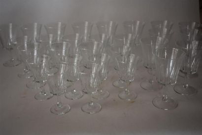 Partie de service en cristal d'Arques, comprenant...