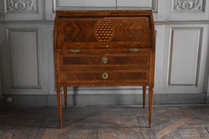 Bureau à cylindre en placage de noyer d'époque...