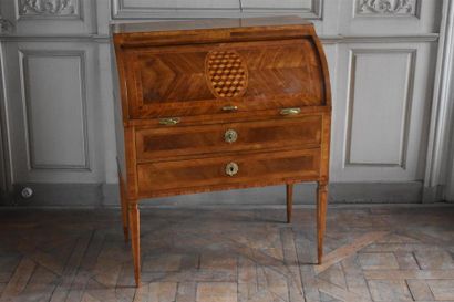 Bureau à cylindre en placage de noyer d'époque...