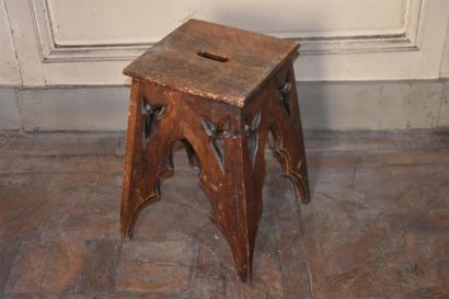 Escabelle en bois mouluré et sculpté à décor...