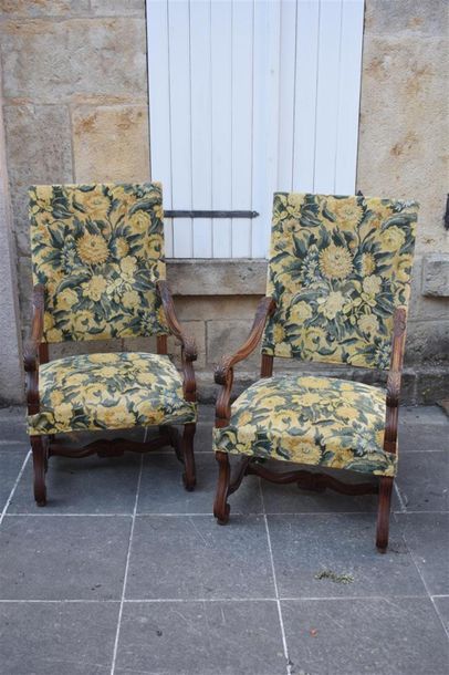 Paire de fauteuils en bois mouluré et sculpté...