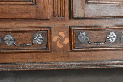 Armoire en bois naturel mouluré, travail...