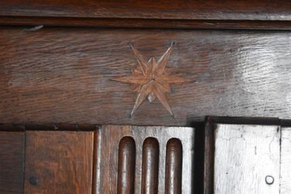 Armoire en bois naturel mouluré, travail...