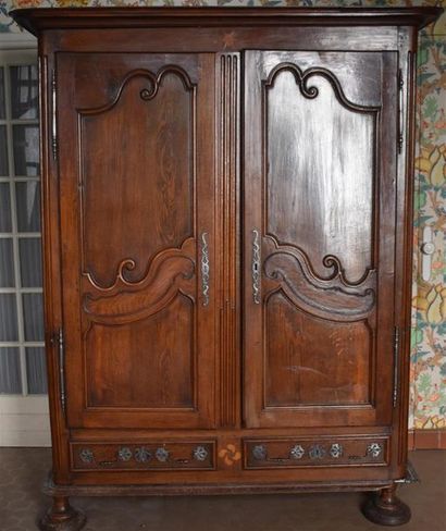 Armoire en bois naturel mouluré, travail...