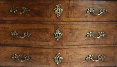 Commode en placage de noyer travail alsacien...