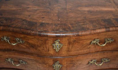 Commode en placage de noyer travail alsacien...