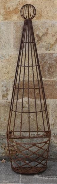 Elément de décor de jardin en fer
Formé d'un...