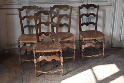 Suite de quatre chaises paillées en bois...