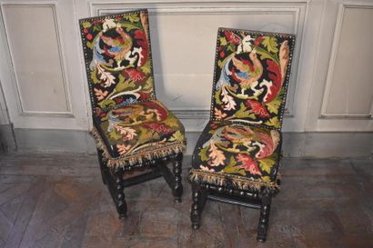 Paire de chaises basses en bois tourné et...