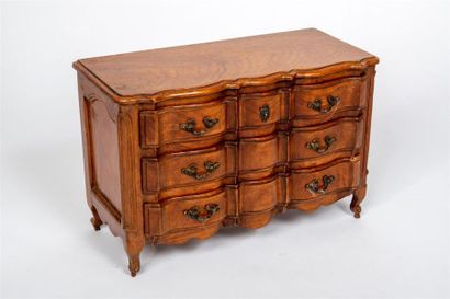 Commode en bois naturel mouluré de style...