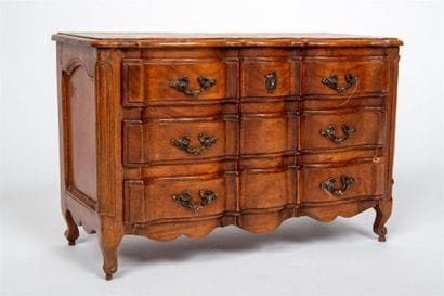 Commode en bois naturel mouluré de style...