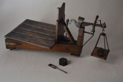 Balance en bois et bandes de laiton, fin...