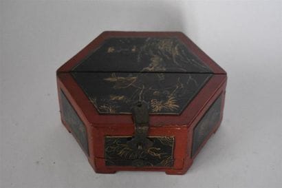 Boîte en bois laqué rouge et noir, Chine...