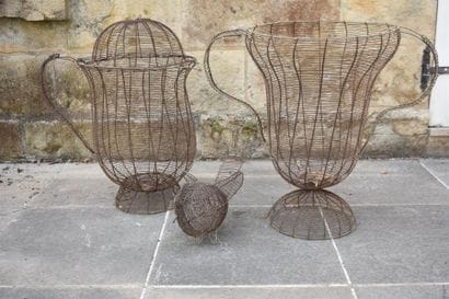 Deux éléments de décor de jardin en fil de...
