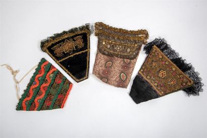Ensemble de quatre plastrons de robe ornés,...