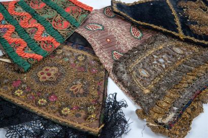 Ensemble de quatre plastrons de robe ornés,...