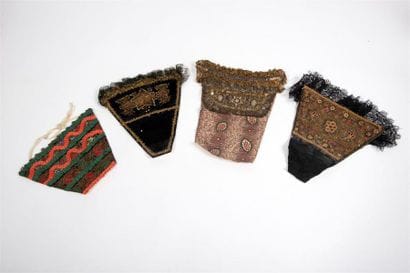 Ensemble de quatre plastrons de robe ornés,...