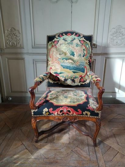 Haut fauteuil en bois naturel mouluré et...