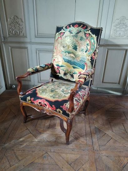 Haut fauteuil en bois naturel mouluré et...