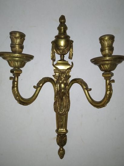 Paire d'appliques en bronze ciselé et doré...