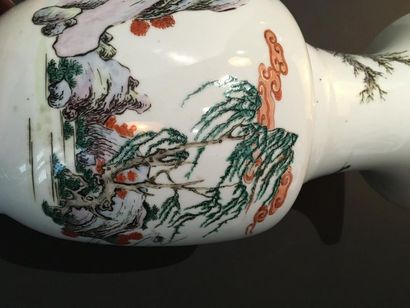 Polychrome porcelain vase
China, 19th century
Baluster,...