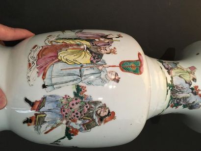 Polychrome porcelain vase
China, 19th century
Baluster,...