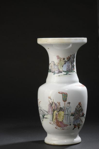 Polychrome porcelain vase
China, 19th century
Baluster,...