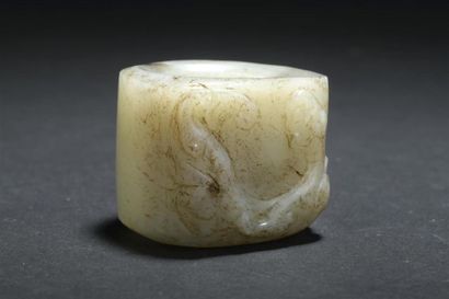 ARCHER RING in jade
China
Carved from a coiled...