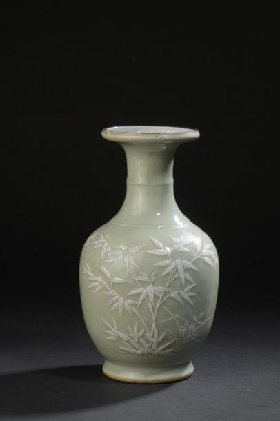 Celadon porcelain vase
China, 19th century
Baluster,...