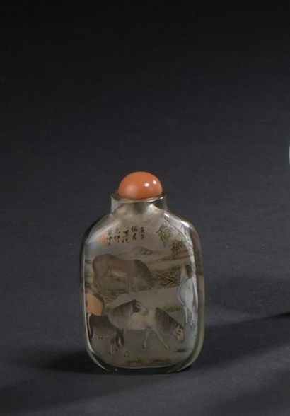 Snuffbox in painted glass inside
China
Decorated...