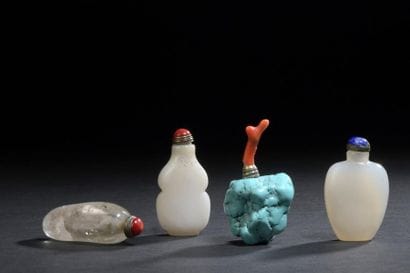 Four snuffboxes, two in agate, one in rock...