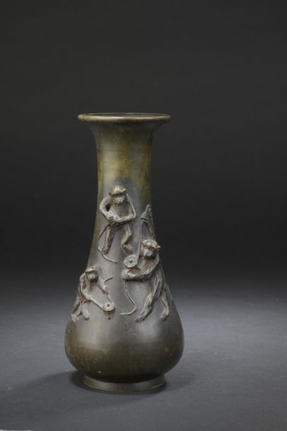 Bronze vase 
Japan, early 20th century
Piriform,...