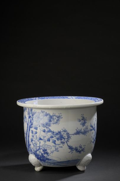 Tripod planter in blue-white porcelain
Japan,...