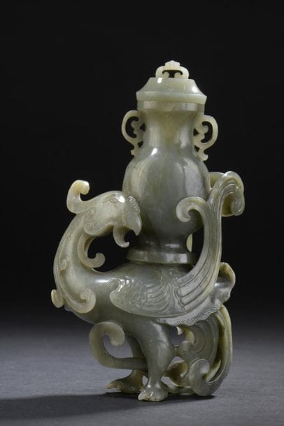 Covered vase in green jade
China, 20th century
Representing...