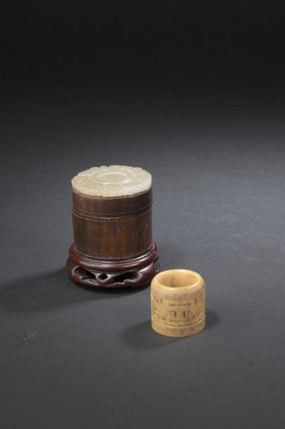 Horn archer's ring and its box in jade and...