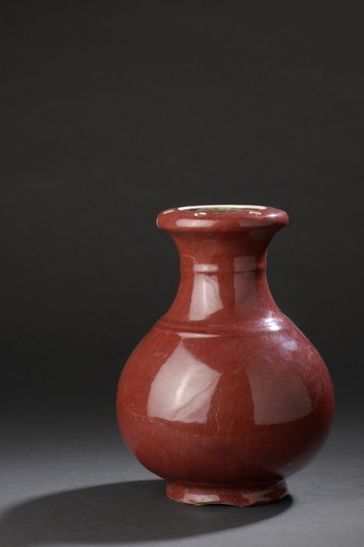 Porcelain vase of ox-blood
China, 20th century
The...