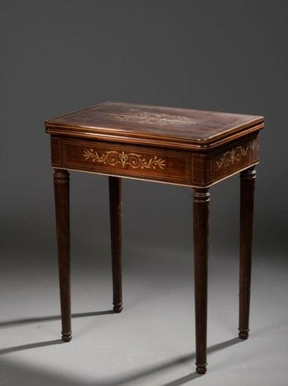 Table à jeu en placage de palissandre et...