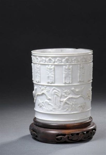 China, 19th century.
Cylindrical brush holder...