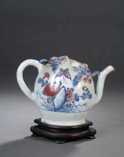 China, late 18th-early 19th century Peach-shaped
teapot...