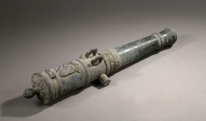 Bronze barrel, with chiselled reinforcing...