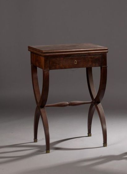 Table à jeu en placage d'acajou d'époque...