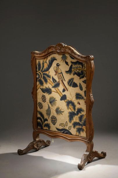 Fire screen in moulded and sculpted wood...