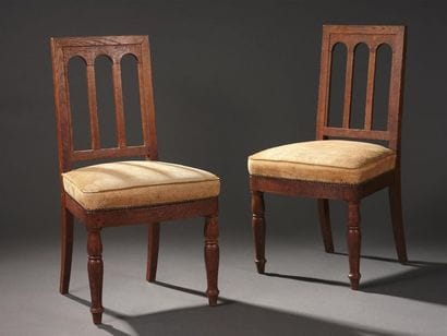 Paire de chaises en chêne en bois mouluré...