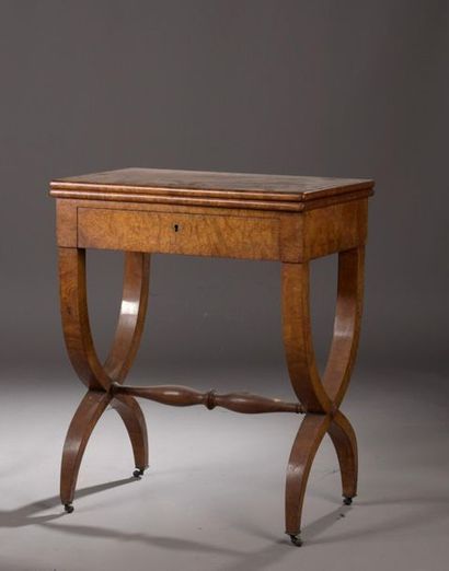 Table à jeu en placage de loupe d'époque...