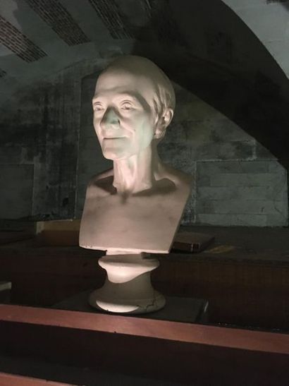 Suite de neuf bustes en plâtre représentant...