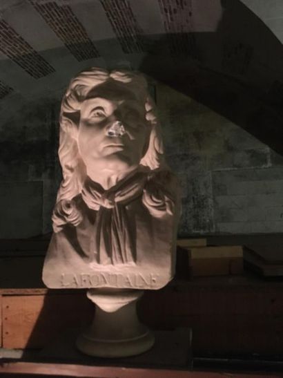 Suite de neuf bustes en plâtre représentant...