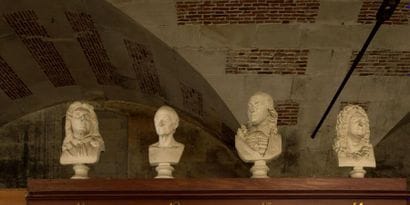 Suite de neuf bustes en plâtre représentant...