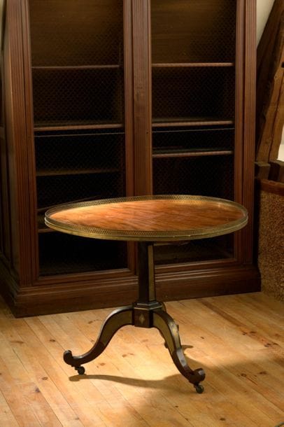 Pedestal table in mahogany and mahogany veneer...