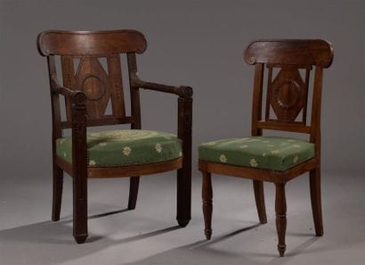 Dix-neuf chaises en acajou et placage d'acajou...